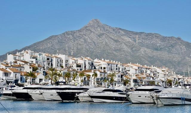 Marbella Lovely 3-Bedroom Apartment 350 M Walk To The Beach Exterior photo